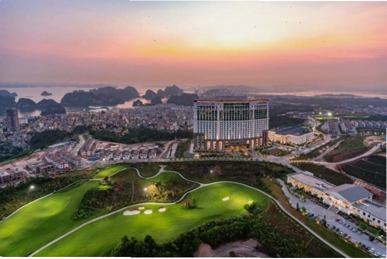 Sân golf FLC Hạ Long với tầm nhìn bao quát vịnh Hạ Long