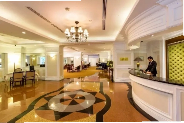 Sảnh khách sạn hiện đại, nơi diễn ra thủ tục check-in.