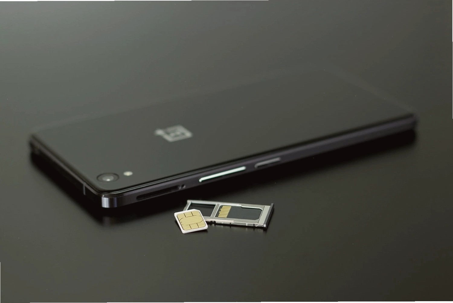SIM vật lý là loại thẻ SIM truyền thống cần lắp vào khay SIM