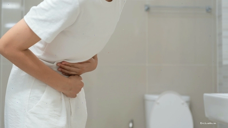 So sánh hình dáng lá của rau ngổ, rau ngổ trâu và rau ngò gai