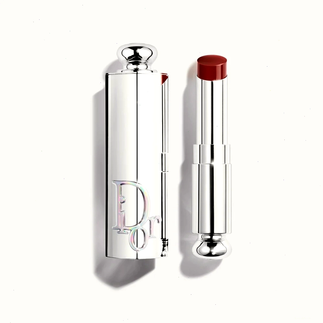 Son môi bóng bẩy với sắc hồng nude, tạo vẻ ngoài thanh lịch và tinh tế