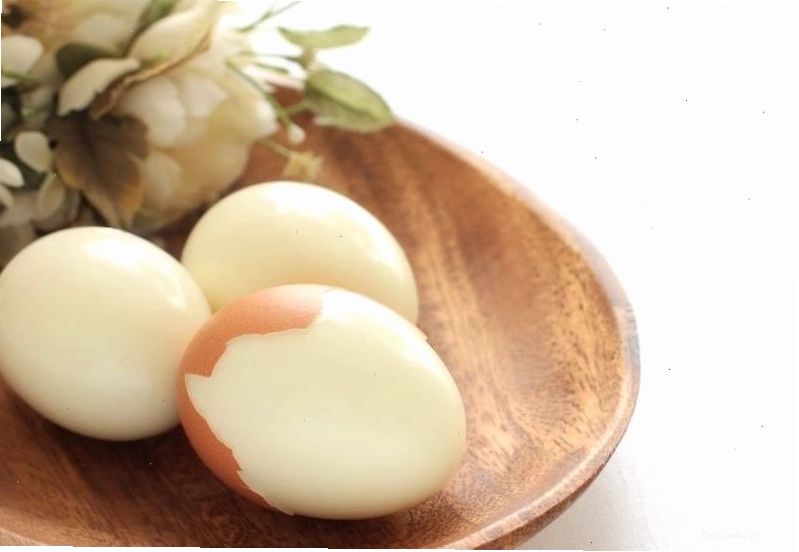 Sử dụng lòng trắng trứng gà giúp làm dịu và hút mủ lẹo