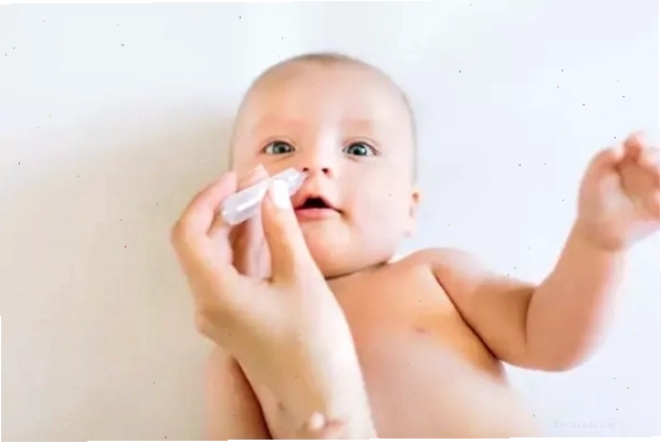 Sử dụng nước muối sinh lý để làm sạch đường thở cho trẻ