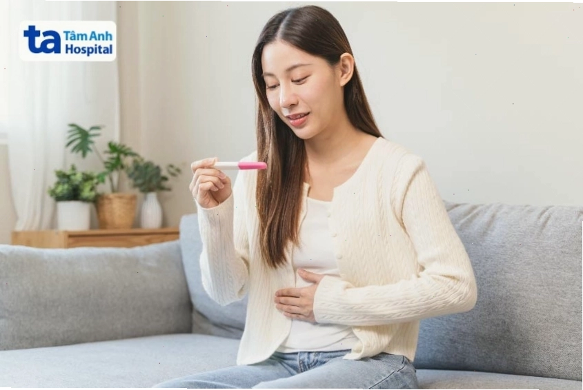 Sử dụng que thử thai để xác định tình trạng ra máu báo thai