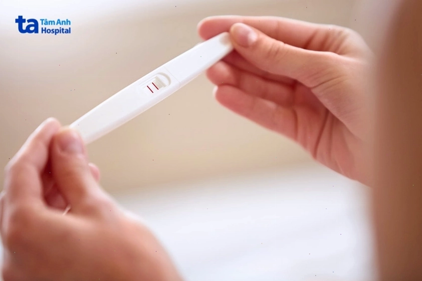 Sử dụng que thử thai tại nhà là một trong những cách xác định mang thai sớm