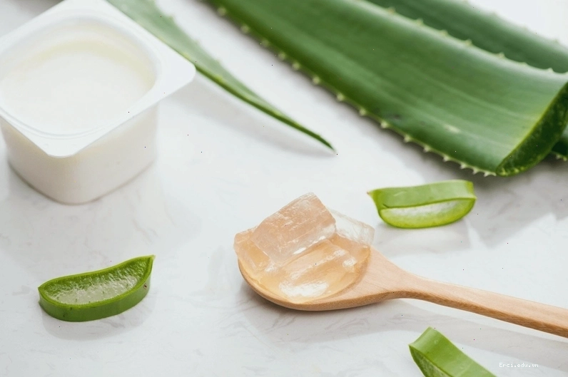 Sử dụng thuốc nhỏ mắt theo chỉ định của bác sĩ