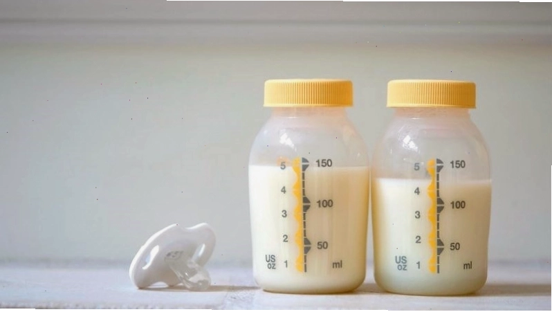Sữa mẹ có chứa các chất kháng khuẩn giúp làm dịu các vết thương