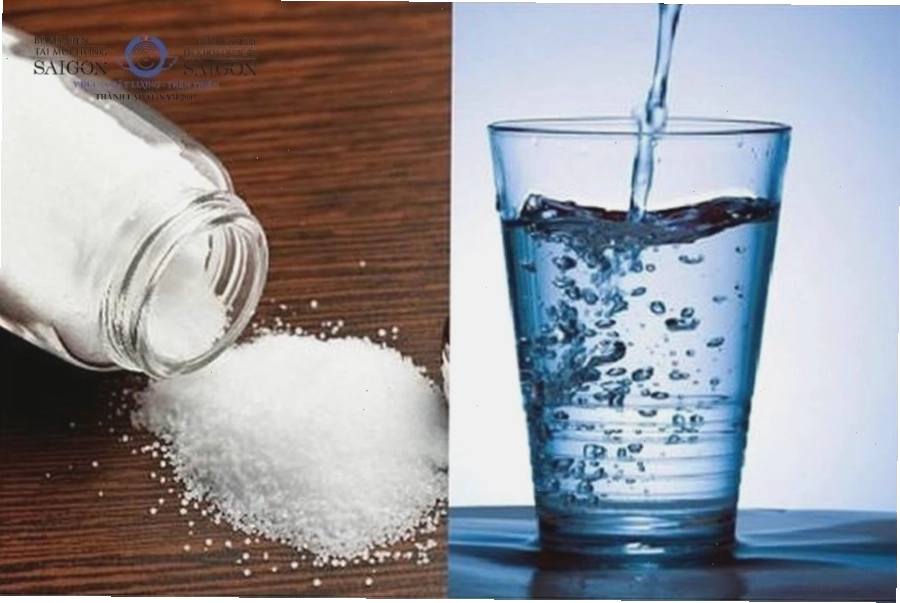 Súc miệng bằng nước muối ấm giúp sát khuẩn và giảm viêm nhiễm vùng răng bị đau