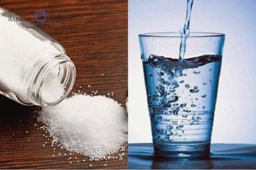 Súc miệng bằng nước muối ấm giúp sát khuẩn và giảm viêm răng