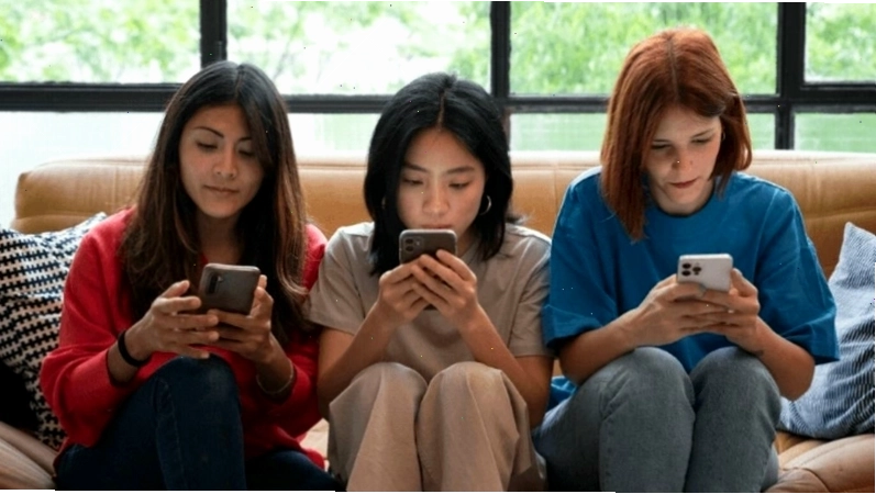 Tác hại của việc sử dụng điện thoại quá nhiều: Mắt bị mỏi và khô