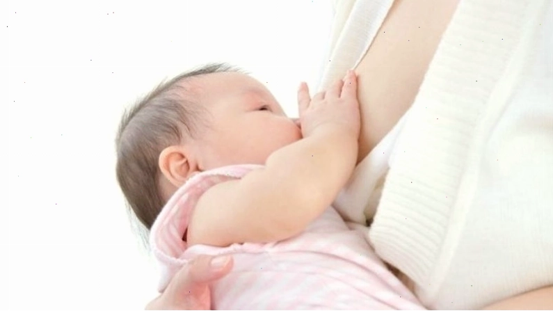 Tạo thói quen cho bé bú đúng cách