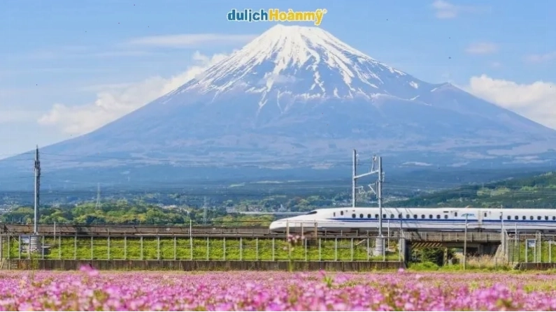 Tàu Shinkansen của Nhật Bản di chuyển trên đường ray cao tốc