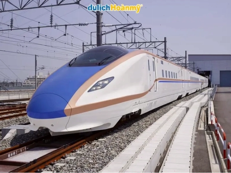 Tàu siêu tốc Shinkansen lướt đi trên cảnh quan Nhật Bản