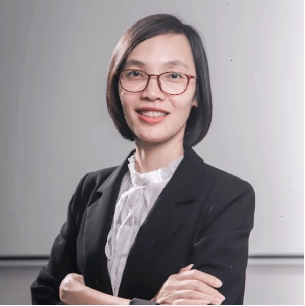 Thầy Lê Minh Anh trao đổi với học sinh về định hướng hoạt động ngoại khóa