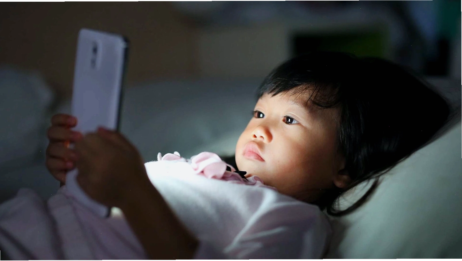 Thế giới ảo trong điện thoại cản trở sự phát triển xã hội của trẻ em