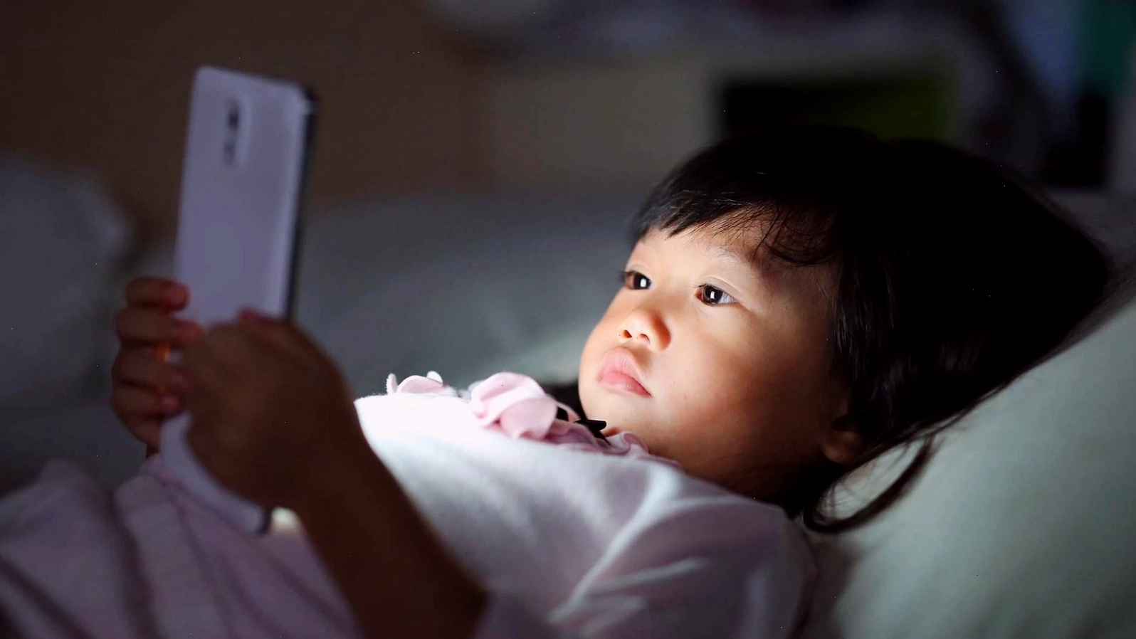 Thế giới ảo trong điện thoại cản trở trẻ em hòa nhập xã hội