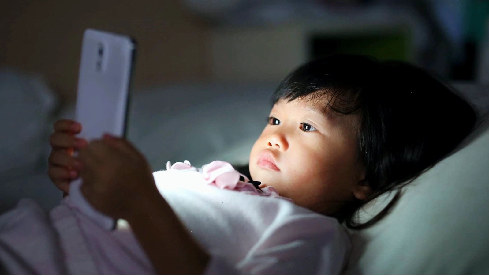 Thế giới ảo trong điện thoại thông minh cản trở trẻ em hòa nhập xã hội