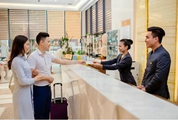 Thủ tục check-in tại quầy lễ tân khách sạn.