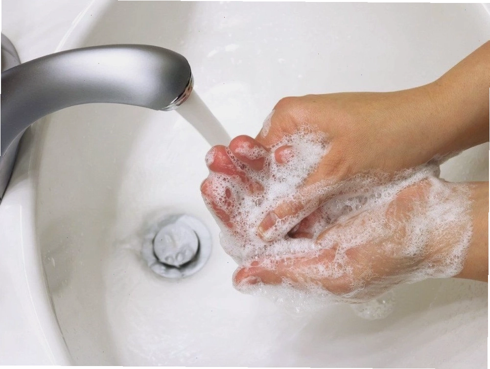 Thường xuyên rửa tay và tránh chạm vào vùng da bị chốc mép