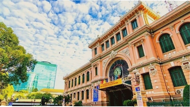 Trải nghiệm hoạt động gửi thư tại Bưu điện thành phố