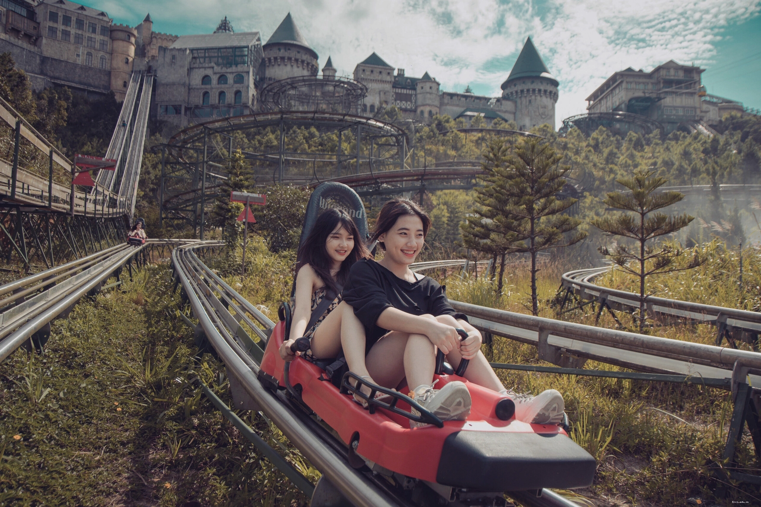 Trải nghiệm Máng Trượt tốc độ tại khu vui chơi Bà Nà Hills