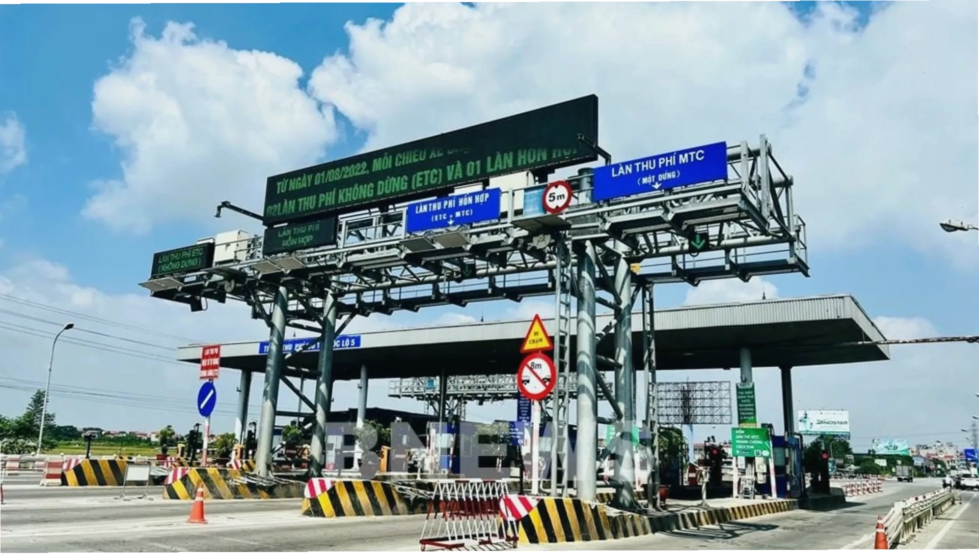 Trạm thu phí đường bộ với các làn thu phí hỗn hợp
