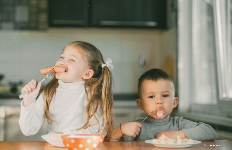 Trẻ em cần hạn chế tối đa việc ăn xúc xích