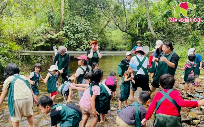 Trẻ em chơi kéo co