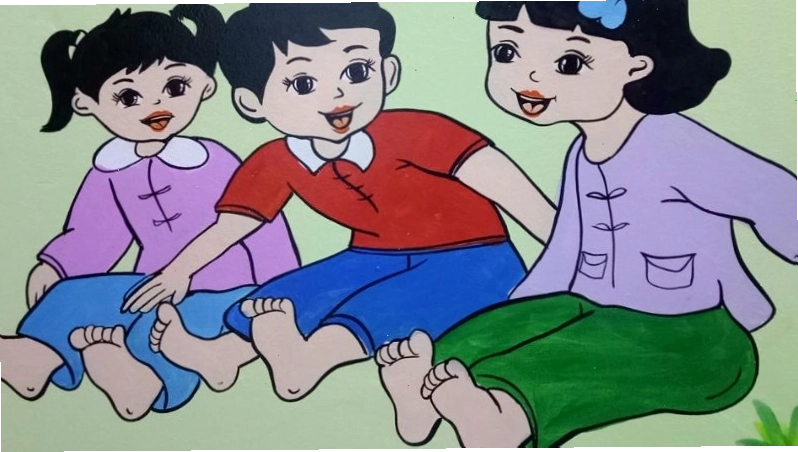 Trẻ em chơi trò chơi với bài đồng dao Nu na nu nống