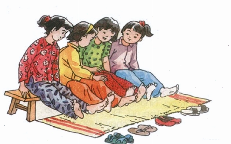 Trẻ em đang thực hiện động tác chân trong trò chơi Nu na nu nống