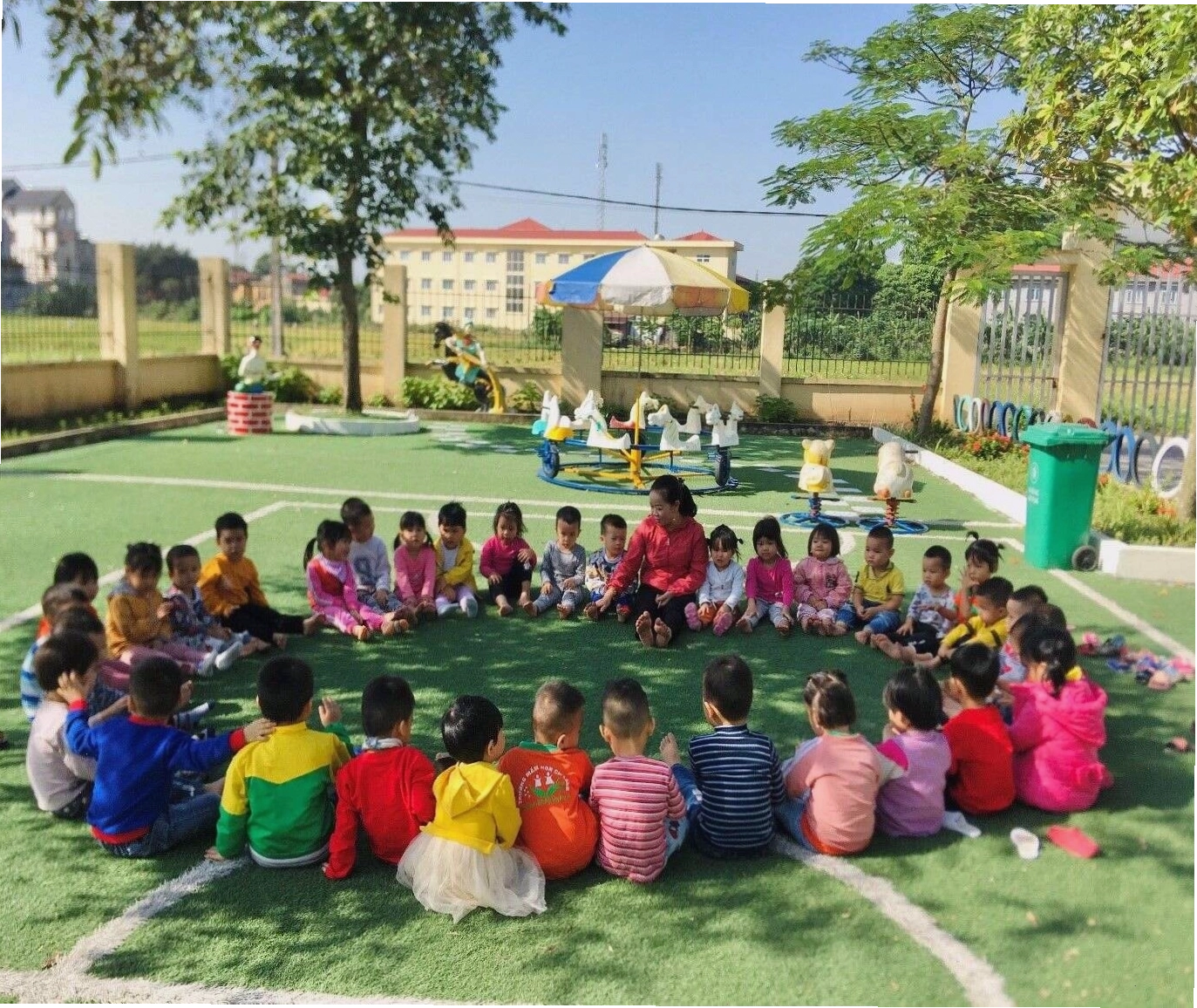 Trẻ em đọc đồng dao Thằng Bờm cùng cô giáo