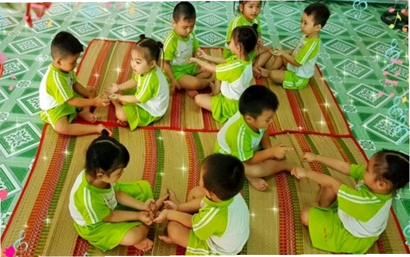 Trẻ em hào hứng tham gia trò chơi tập tầm vông
