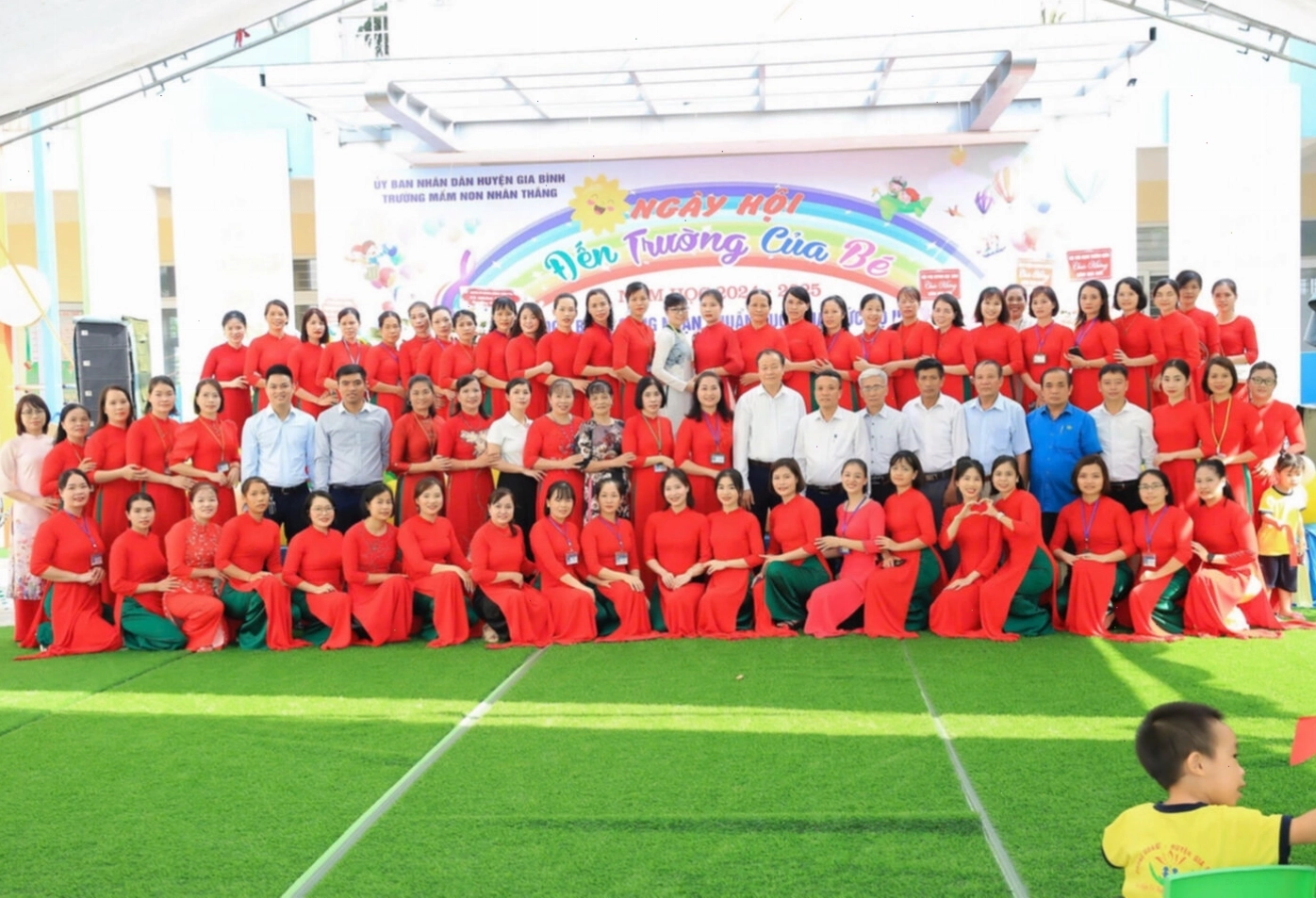 Trẻ em mầm non hào hứng tham gia hoạt động học đồng dao