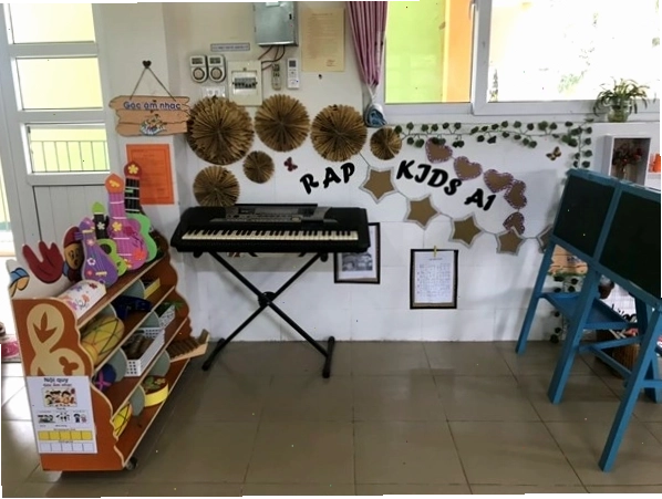 Trẻ em quan sát mây trên bầu trời