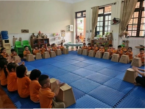 Trẻ em tham gia hoạt động giáo dục âm nhạc vui vẻ tại trường mầm non