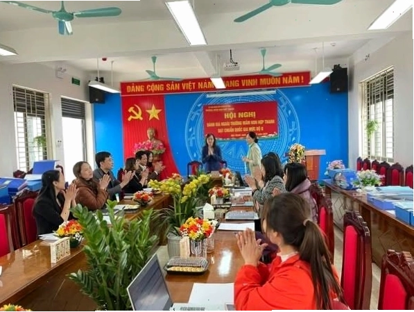 Trẻ em tham gia hoạt động học tập và vui chơi tại trường mầm non
