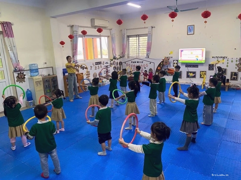 Trẻ em tham gia hoạt động ngoài trời liên quan đến nước
