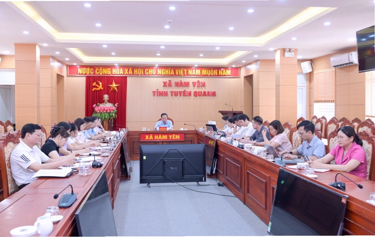Trẻ em tham gia trò chơi dân gian, thể hiện sự vui tươi và gắn kết cộng đồng