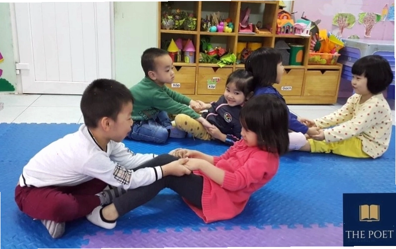 Trẻ em tham gia trò chơi Kéo cưa lừa xẻ