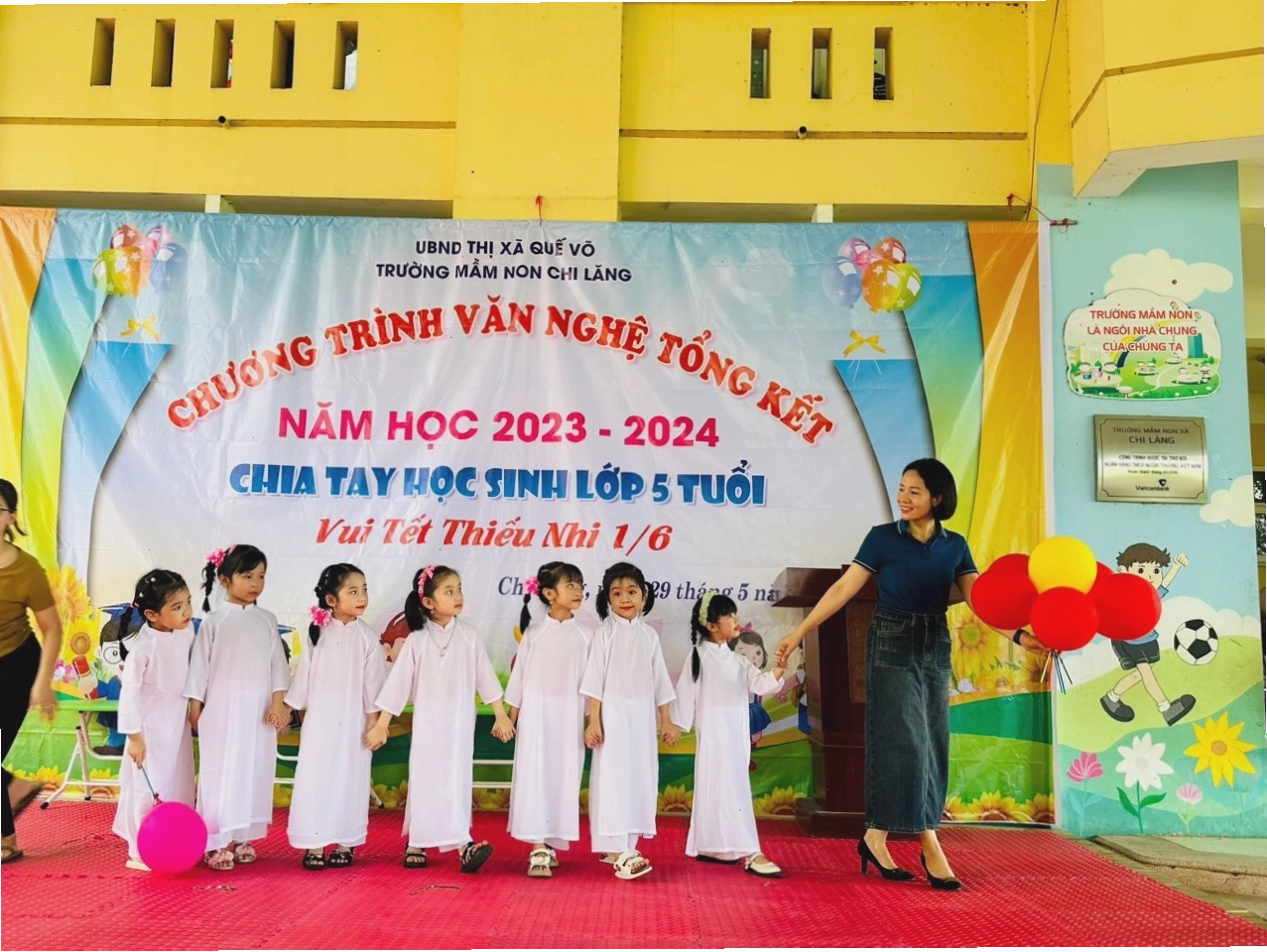 Trẻ em thực hiện các động tác vận động theo bài đồng dao Thằng Bờm