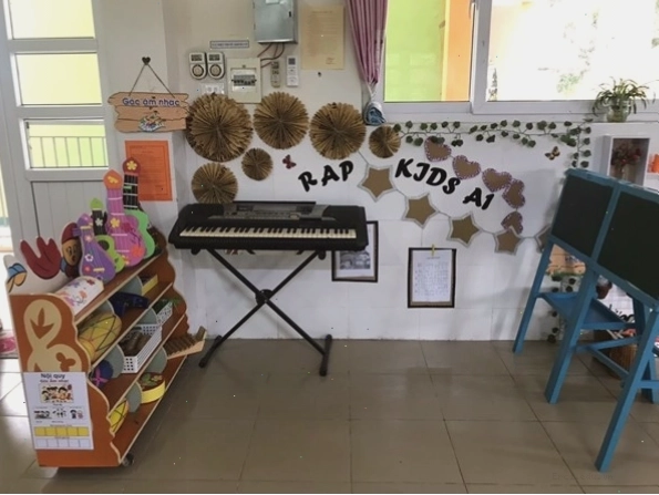 Trẻ em trong lớp học với hình ảnh trang trí về nước