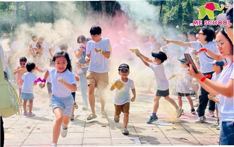 Trẻ em tự do vận động theo nhạc