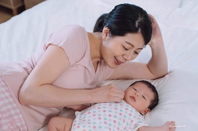Trẻ em và giáo viên cùng hát đồng dao