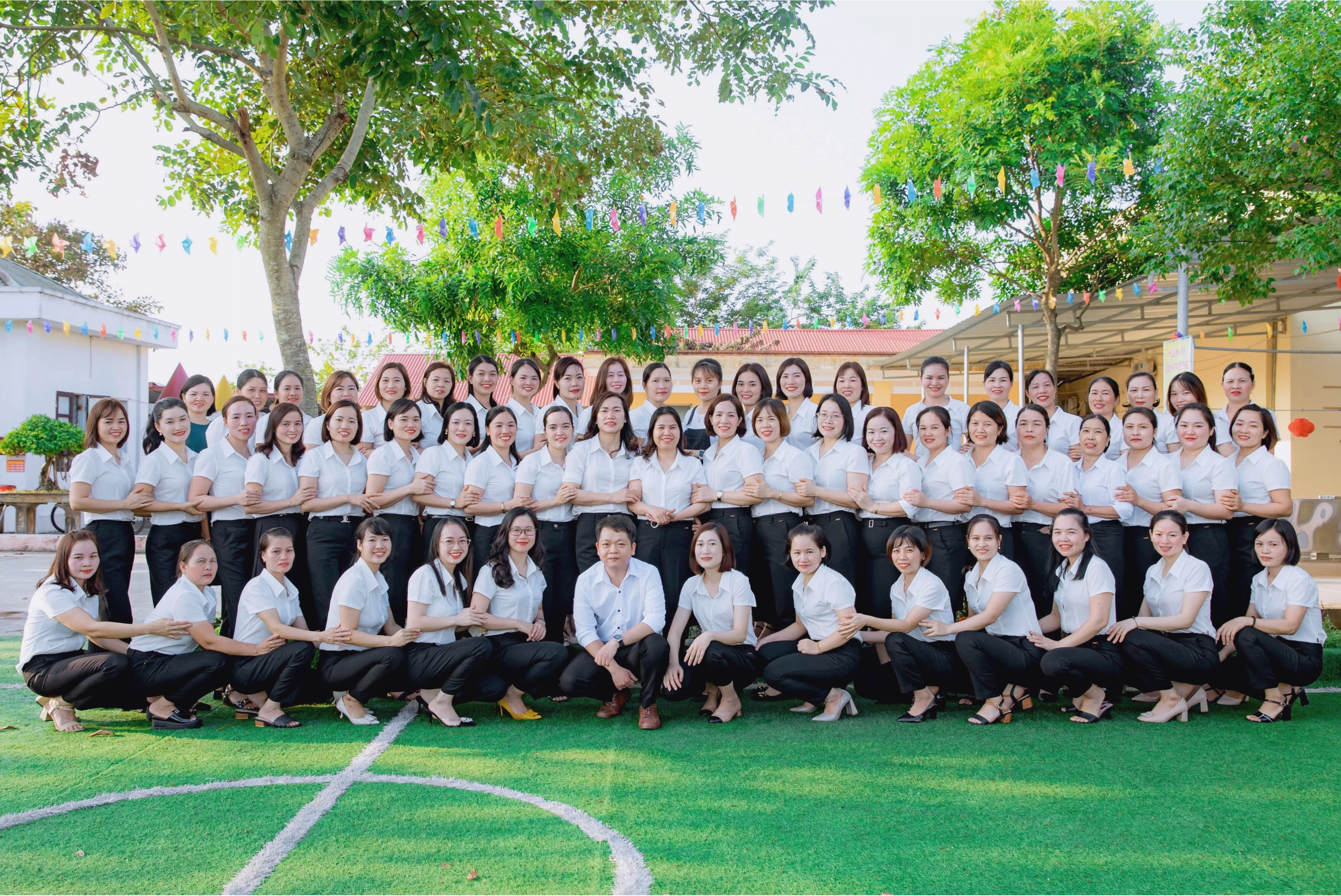Trẻ em Việt Nam vui đùa cùng nhau