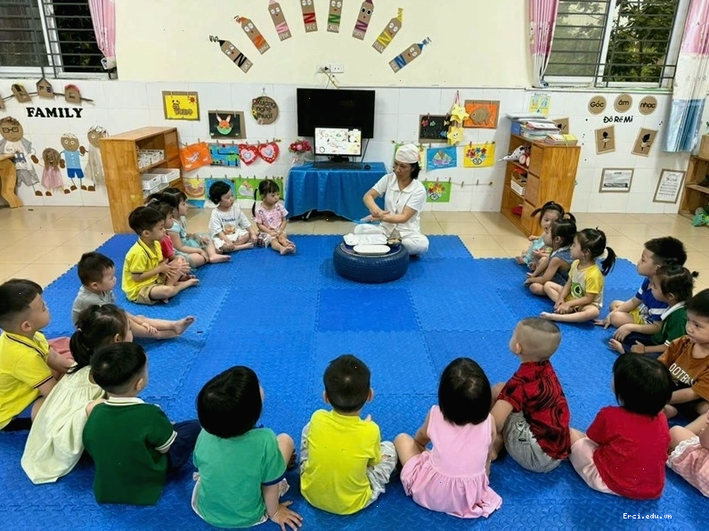 Trẻ em vui chơi dưới ánh nắng mặt trời