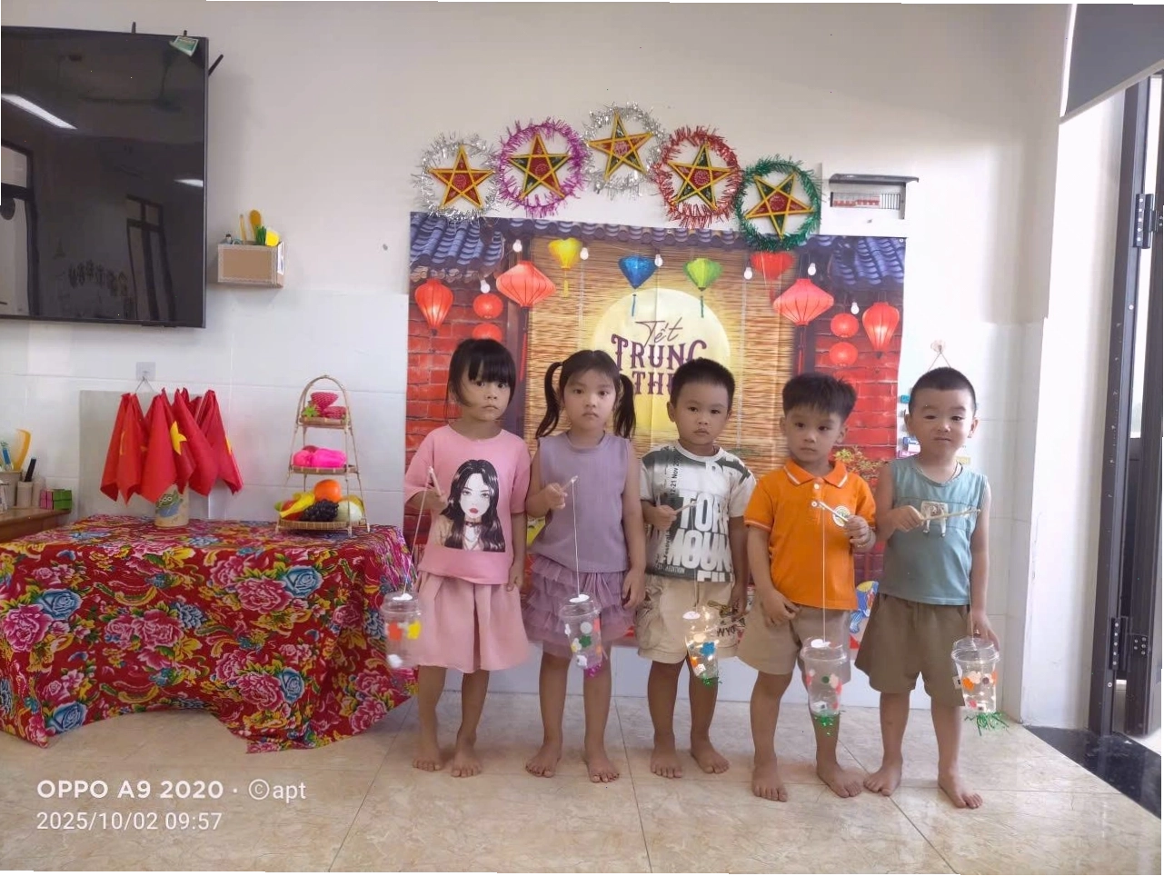 Trẻ em vui chơi dưới sự giám sát của giáo viên