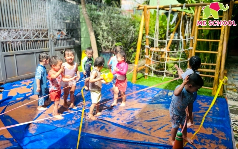 Trẻ em vui chơi trong công viên
