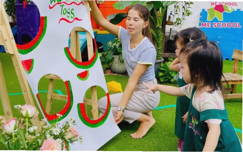 Trẻ em vui chơi trong khu vực sân trường