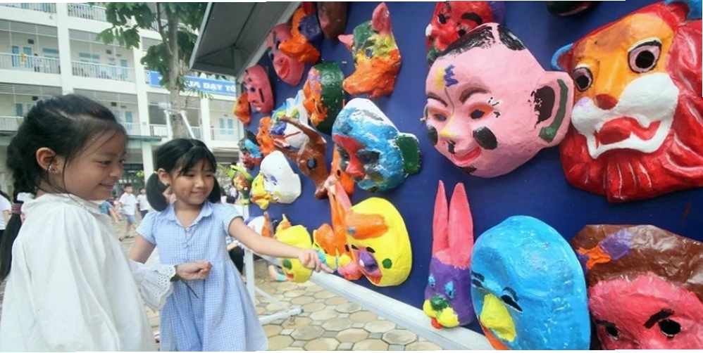 Trẻ em vui chơi với đồ chơi truyền thống