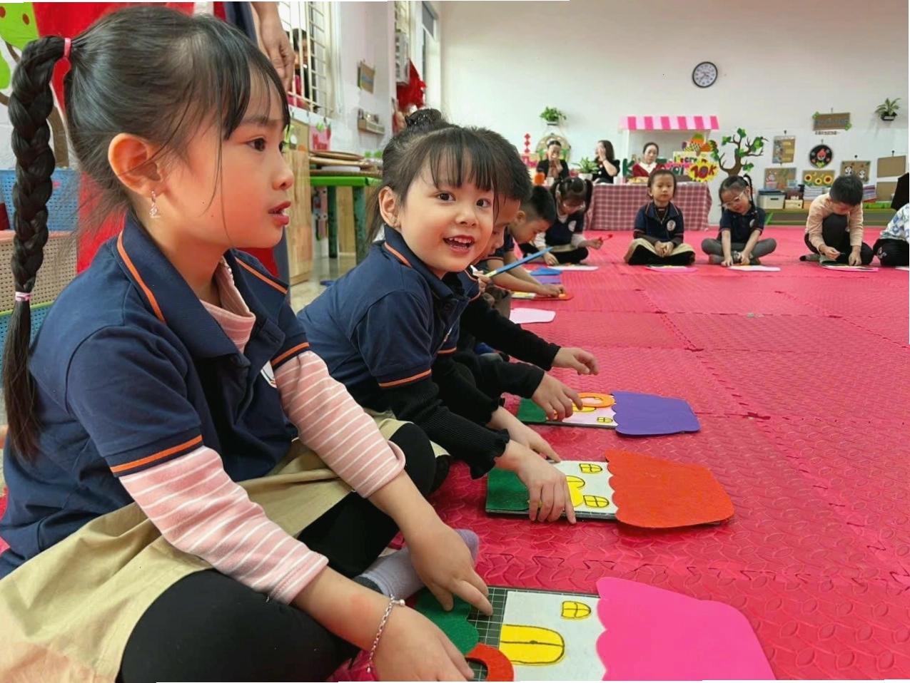 Trẻ em vui đùa cùng bài hát đồng dao Lộn cầu vồng